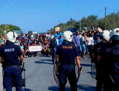 Για πρώτη φορά καταδικάστηκαν αλλοδαποί για μαζικές επιθέσεις κατά αστυνομικών στον εμπρησμό της Μόριας